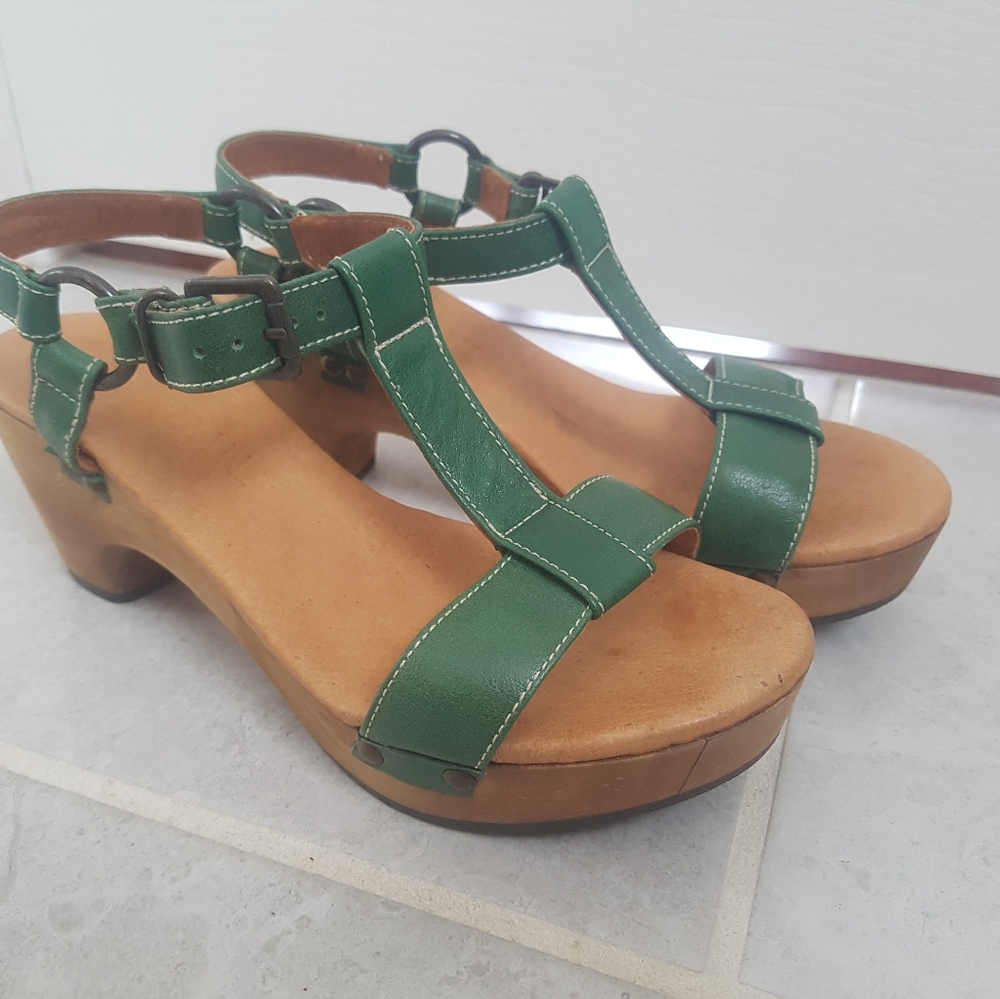 Wood platform sandals